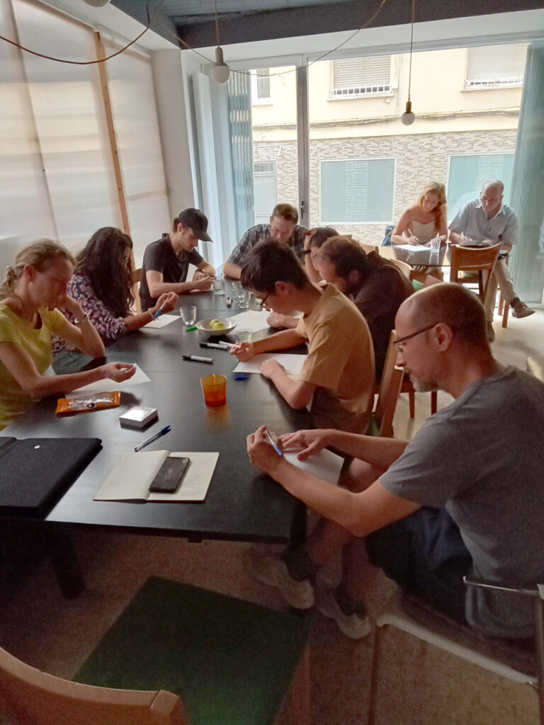 Participantes escribiendo los olores, colores, sabores, sonidos e imagenes del futuro propuesto
